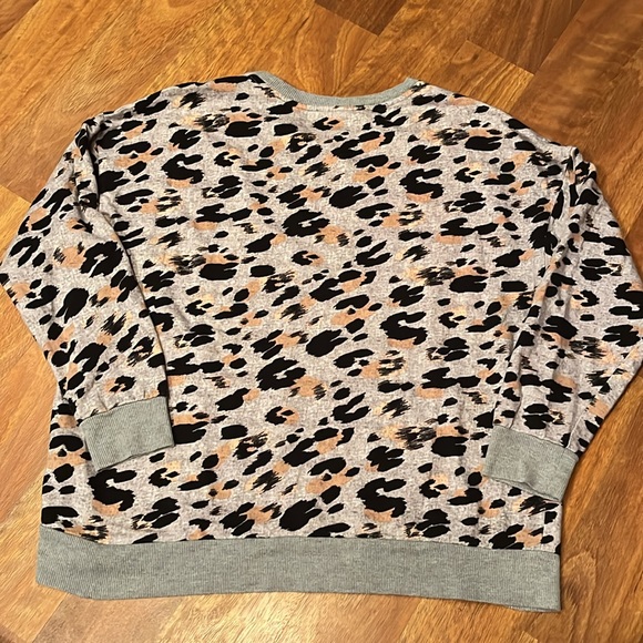 Like new Secret Treasures animal print sweatshirt - Picture 10 of 11